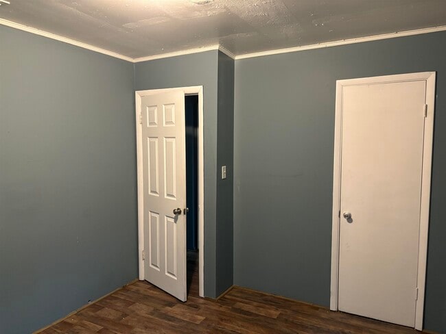 Building Photo - 2406 Country Club Dr