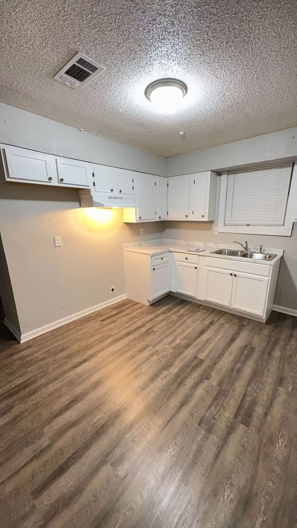 Building Photo - Spacious 4 bedroom 2 bath home - Open To Section 8