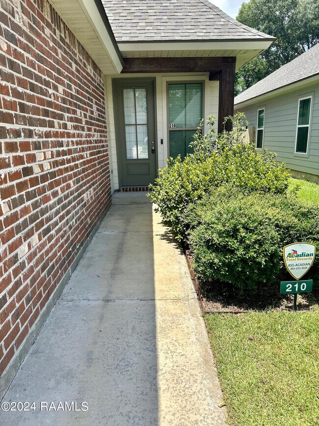 Building Photo - 210 Twin Meadow Ln