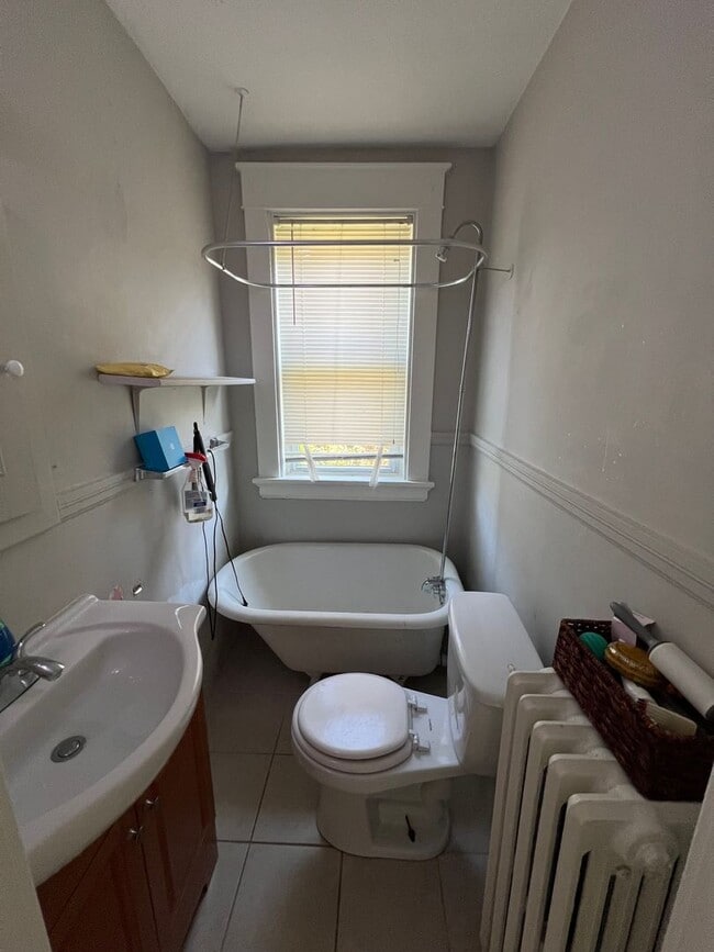 Building Photo - Spacious 4-Bedroom Home
