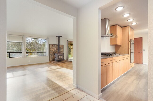 Building Photo - Move in ready, 3 bedroom rambler - Olympia School District