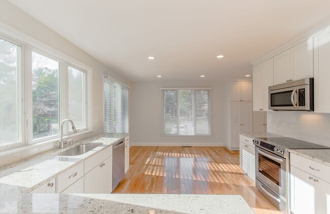 Building Photo - 264 Country Way