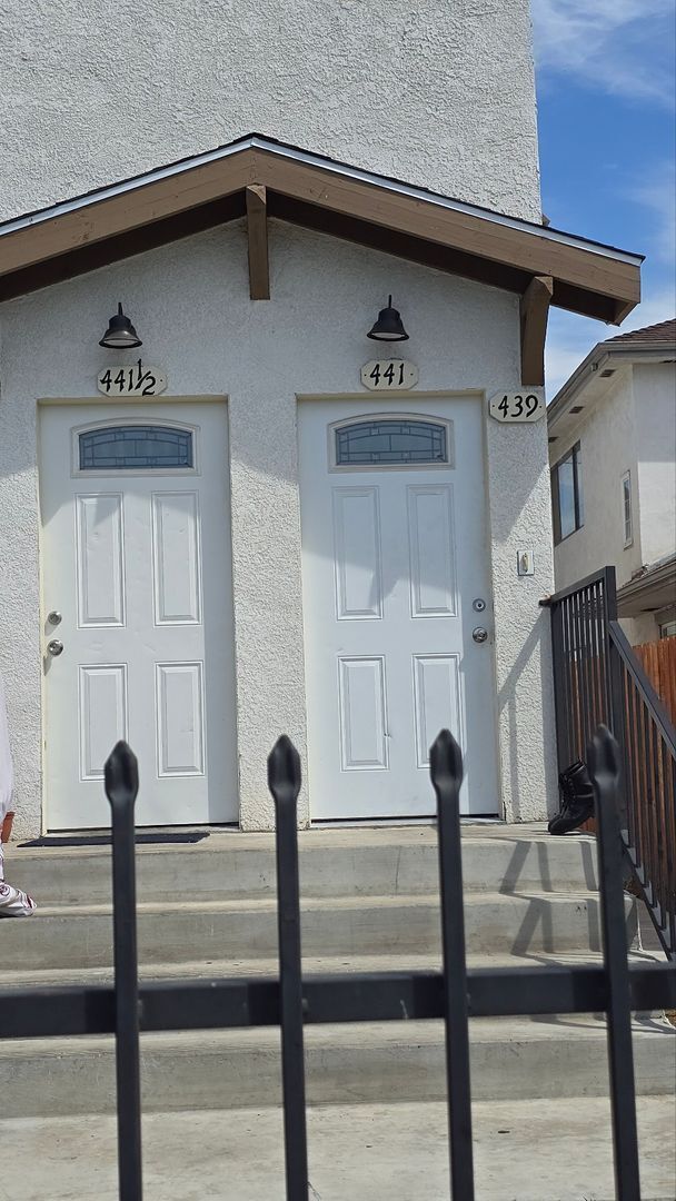 Building Photo - All Bed& Bath at 1st ,2 car Assigned Parking Space at back with access alley,tile &laminate floor...