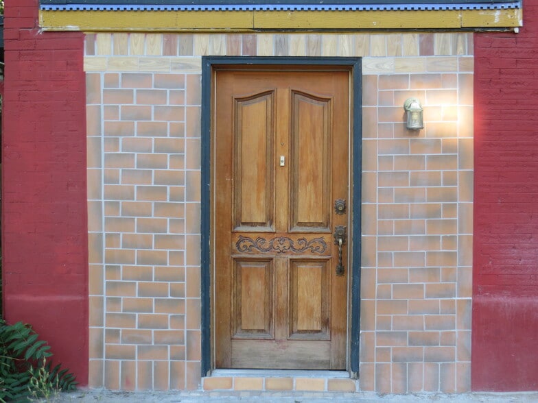 Private entrance - 200 W Irvington Pl