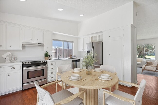 Building Photo - Single Level 4-Bedroom Home in Excellent H...