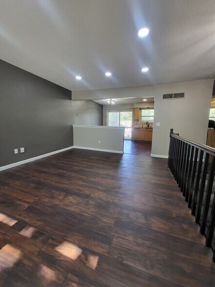 Building Photo - 1210 SE 3rd Ter