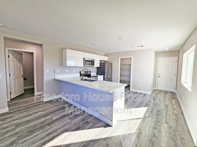 Building Photo - 581 Valiant Ave