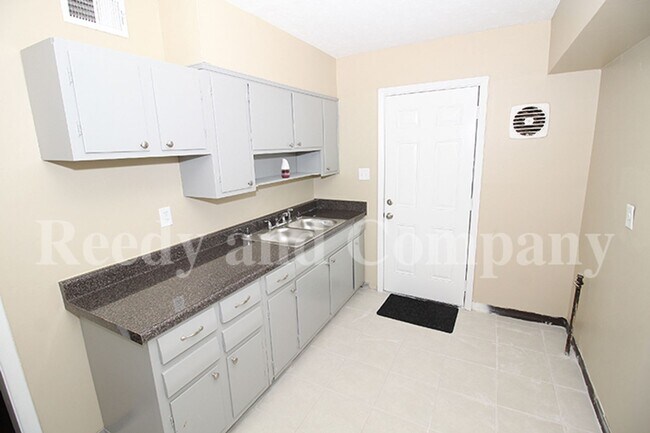 Building Photo - 1841 S Sutton Dr