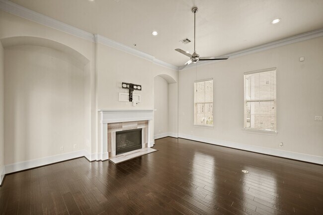 Building Photo - 2003 Covent Garden Station