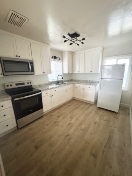 Primary Photo - 708 Burke Ave