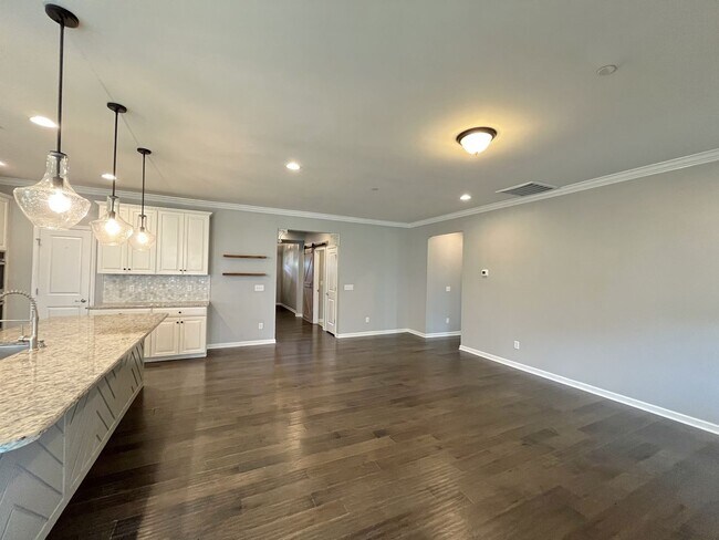 Building Photo - SPACIOUS FRANKLIN HOME WITH UPGRADES