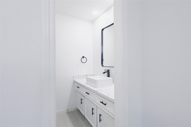 Building Photo - 17527 Sandy Cliffs Dr