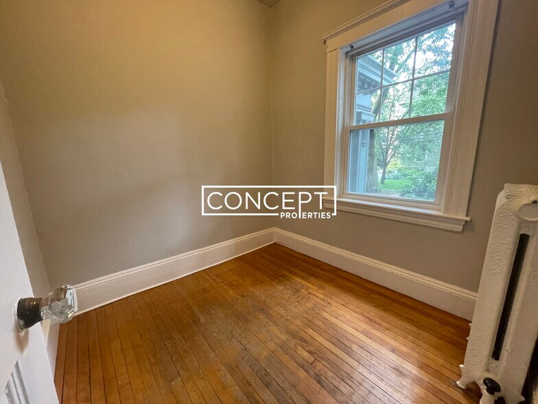 Building Photo - 8 Forest St