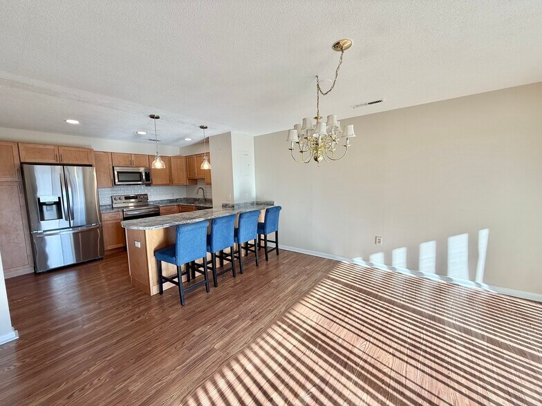 Building Photo - 1006 Paradise Rd