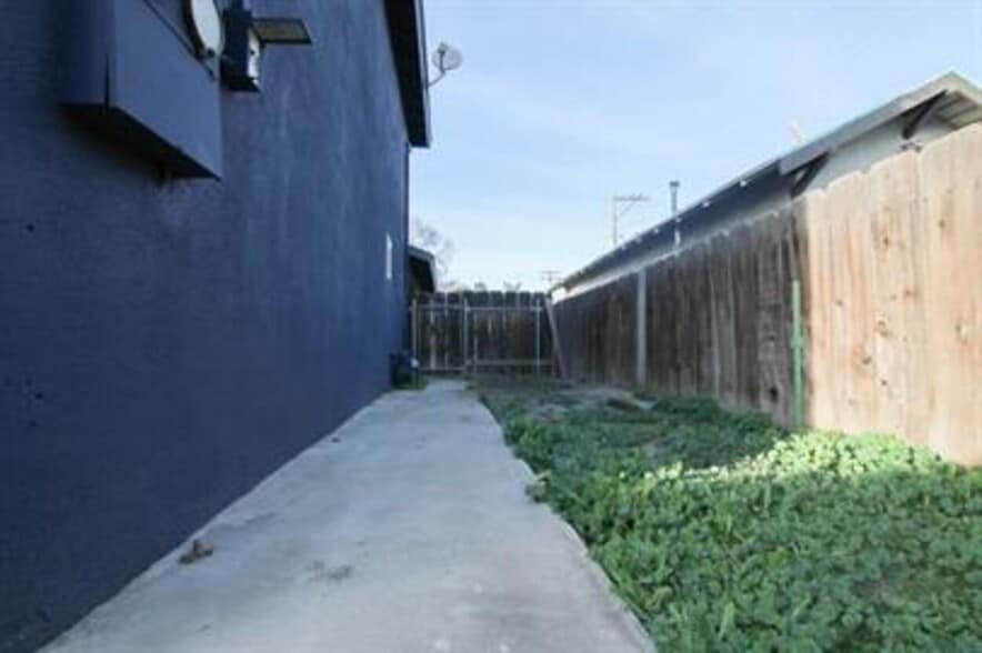 Building Photo - 201 E Sequoia Ave