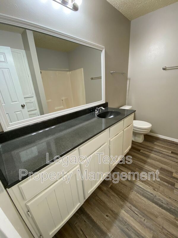 Building Photo - 1409 Courtney Pl