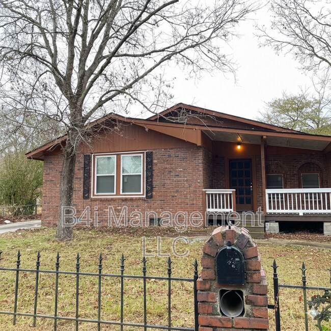 Building Photo - 2528 Burbank Pl