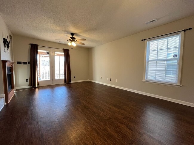 Building Photo - Charming 2BD, 2.5BA Townhome in an Excellent Community with Amenities