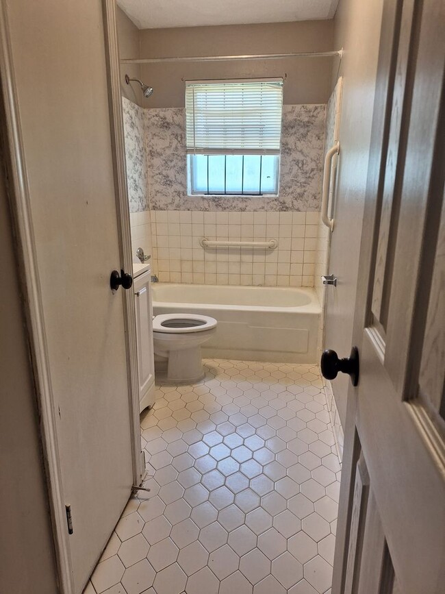 Building Photo - Great Property in quite Neighborhood