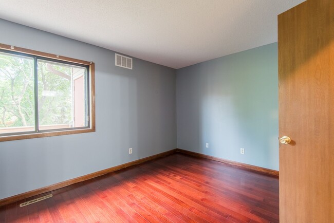 Building Photo - Updated condo *1Bed*1Bath Avail Jan 1.