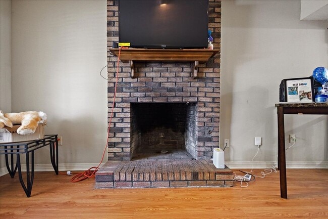 Building Photo - Just renovated 2 bed 1.5 bath townhome