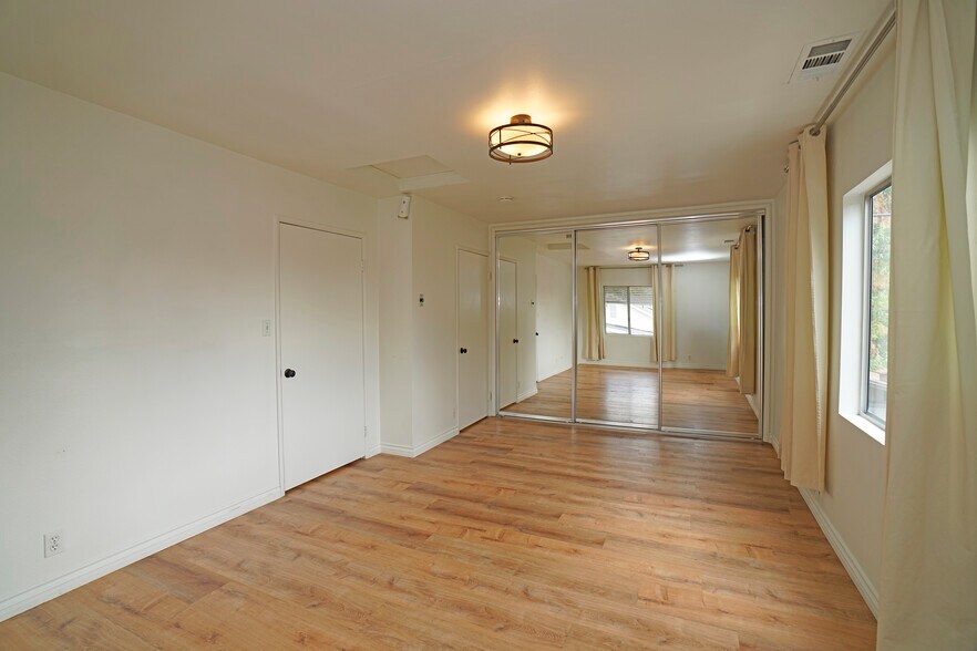 Bedroom wall to wall closet - 528 N Michigan Ave