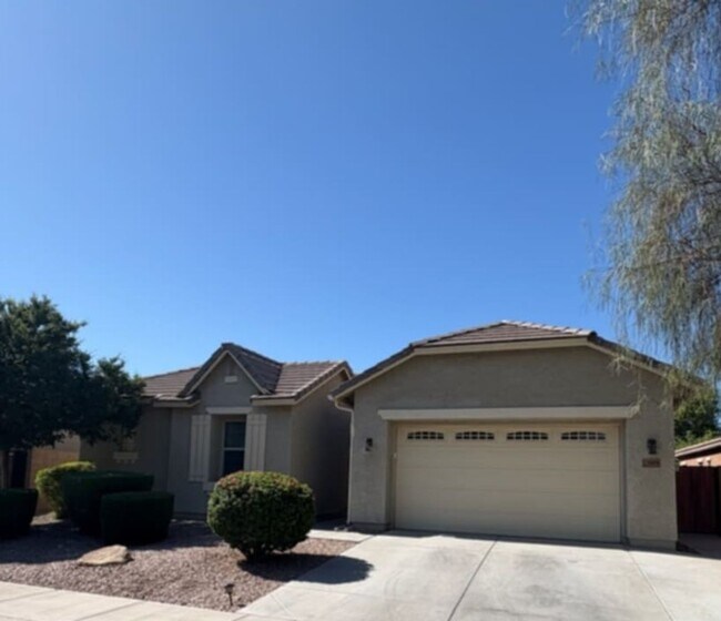 Building Photo - Stunning Single-Level Home with Pool, Outd...