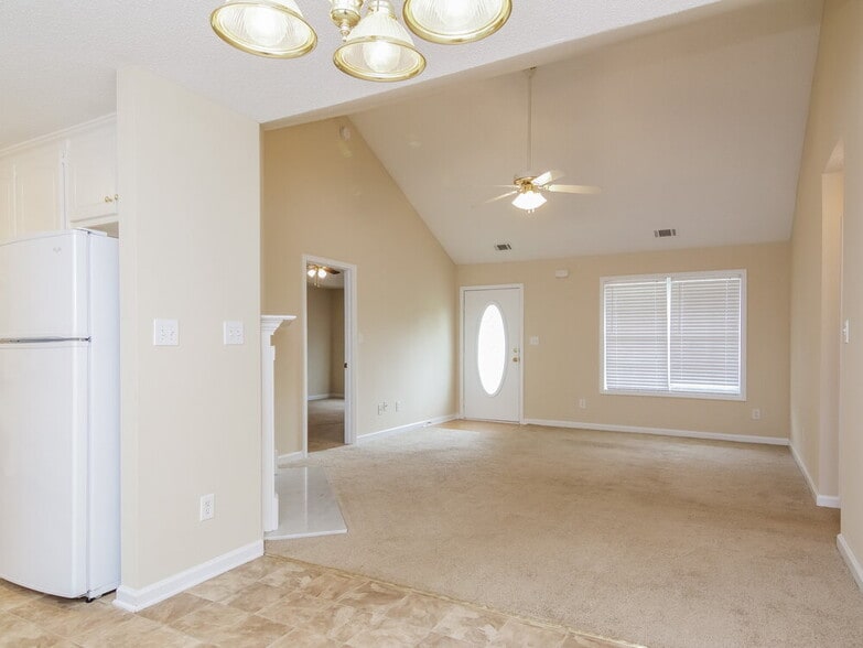 Building Photo - 1136 Larkspur Dr