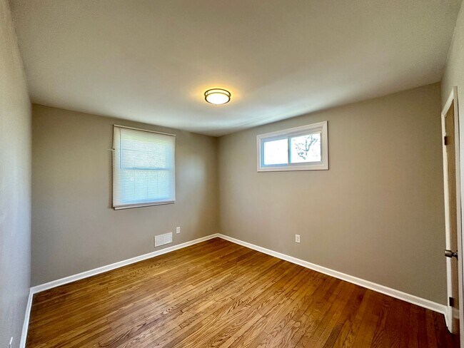 Building Photo - Charming 3 Bedroom/1 Bathroom Home in Essex, Baltimore, MD!