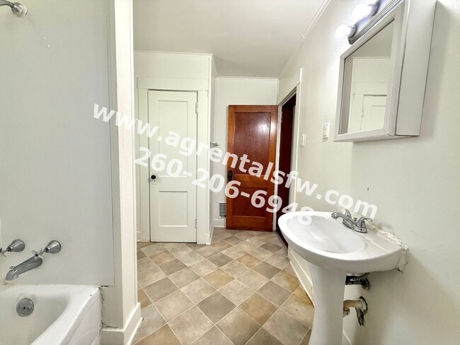 Building Photo - 3 Bedroom House