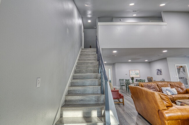 Building Photo - 13 Corte Lago