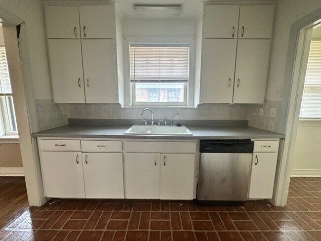 Building Photo - Plaza District / Classen 3 Bed Beauty!