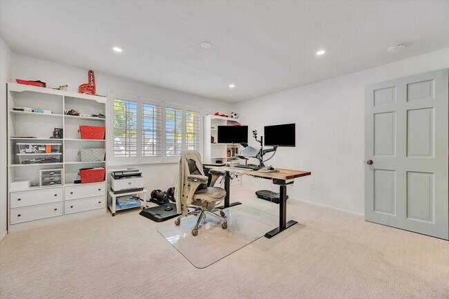 Building Photo - Luxury 5 Bed/4 Bath Pool Home on a Golf Course in Central Sarasota