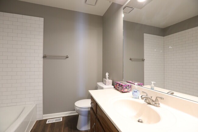 Building Photo - 326 NW Gibson Rd