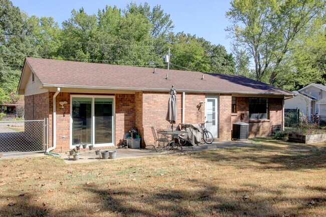 Building Photo - 554 Roselawn Dr