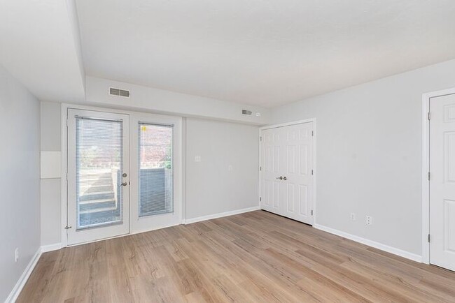 Building Photo - Spacious Updated 2 Bedroom Townhome in Bea...