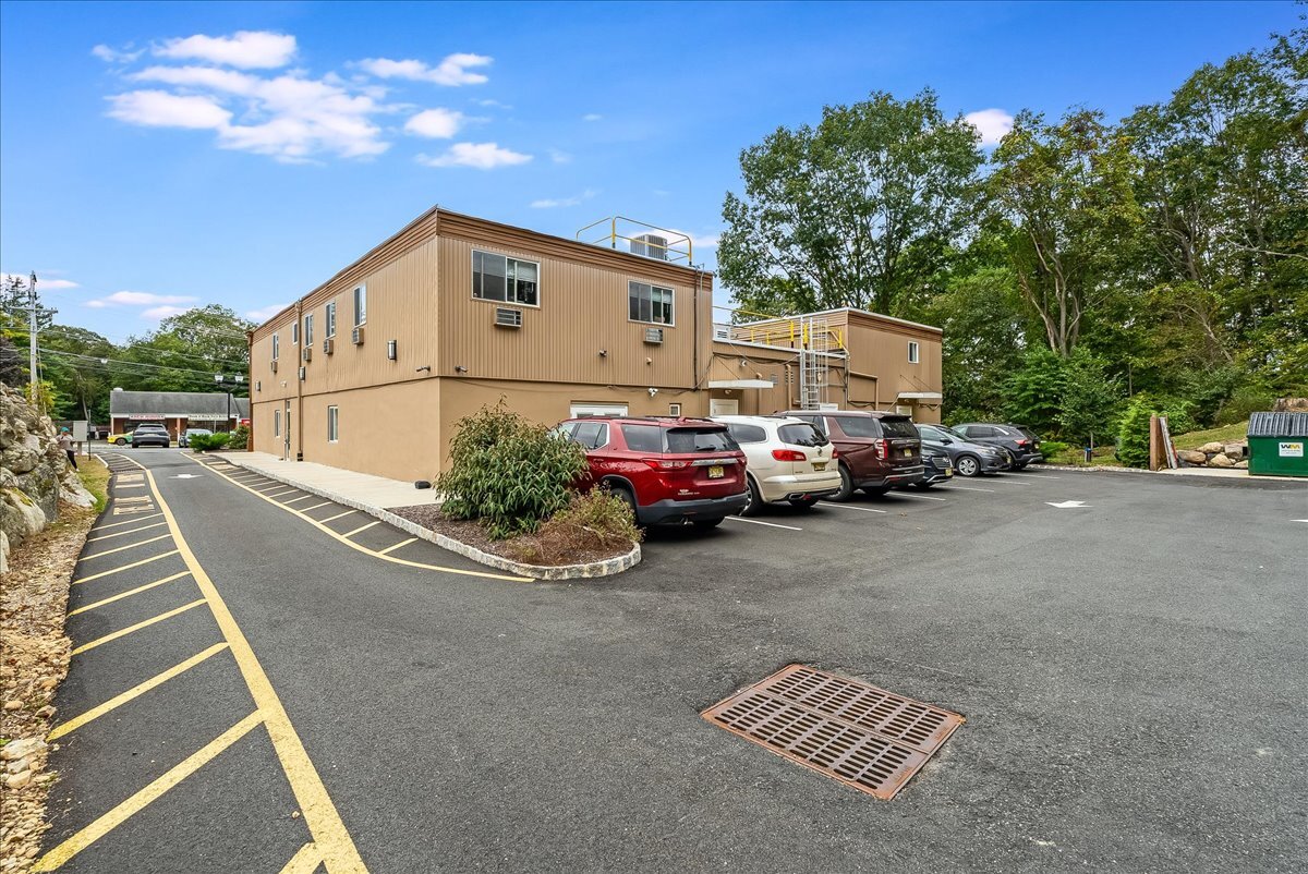 Ample parking - 16 US Highway 206