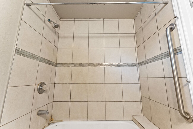 Building Photo - 315 Pool Dr