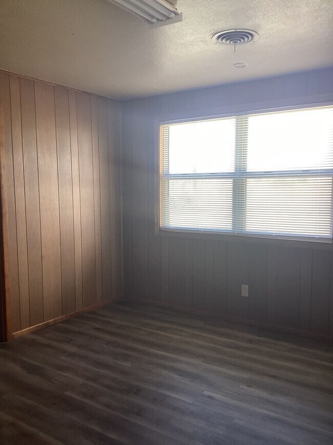 Building Photo - Country living close to town in Portales!