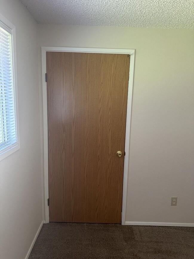 Building Photo - Three Bedroom Ranch with Large Yard!