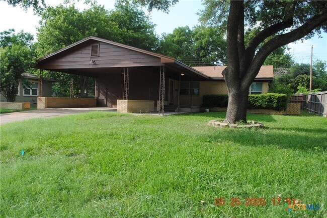 Building Photo - 106 E Young Ave
