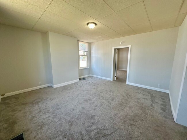 Building Photo - Norwood- Adorable Duplex with ample space ...