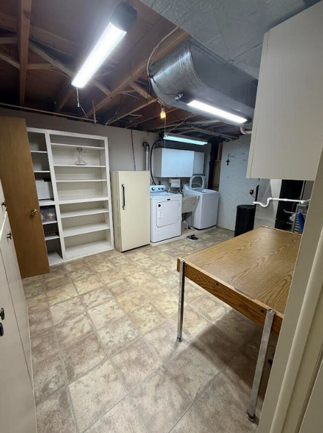 Building Photo - Beautiful 3 Bed, 2 Bath Stand-Alone Home | Furnished or Unfurnished Options