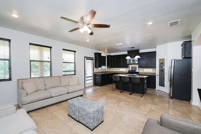 Building Photo - 9813 Sandhill Dr