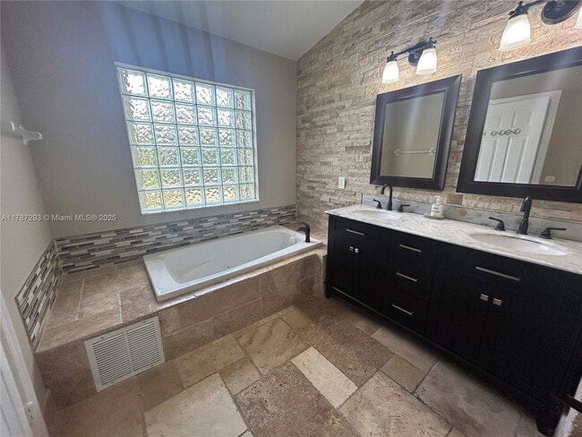 Building Photo - 9721 SW 15th Dr