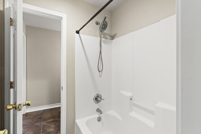 Building Photo - Walk to campus! Walk downtown! Fenced yard! Flat Rate Utilities!