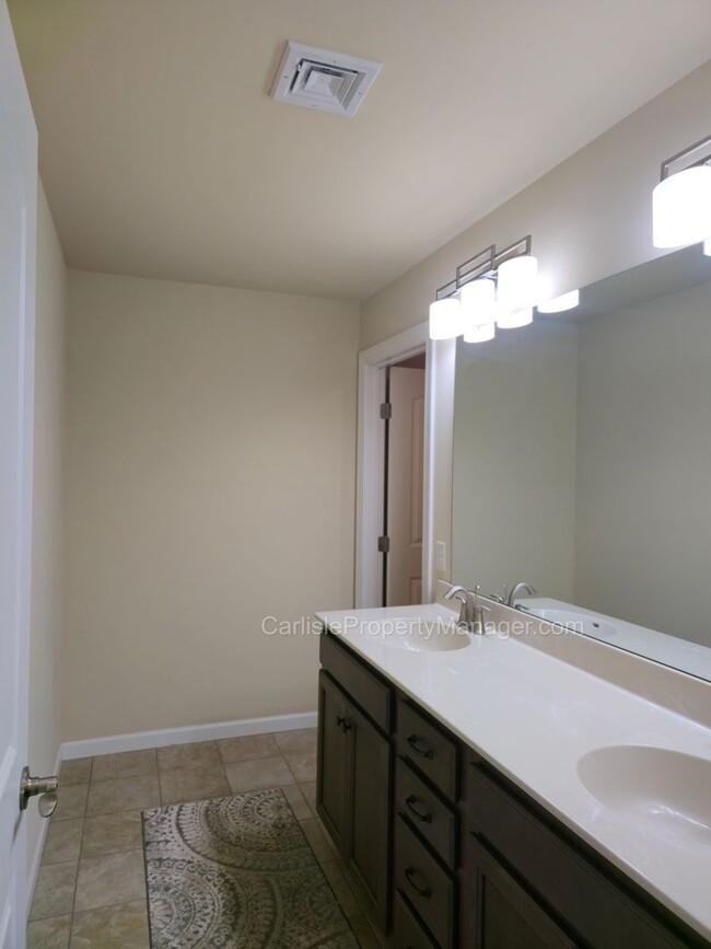 Building Photo - Duplex includes 2 car garage, laundry, pat...