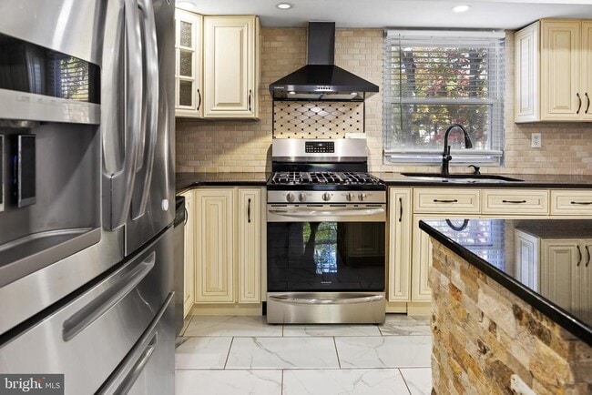 Building Photo - 24 Maple Ave