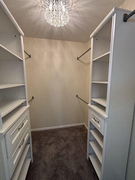 Building Photo - 4 Bed/2 Bath