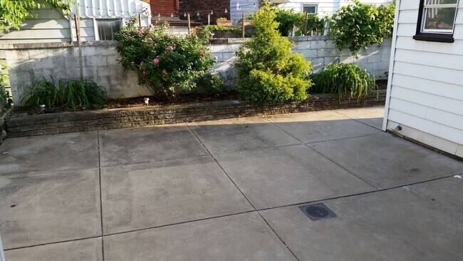 Building Photo - Southside Flats Recently Renovated 3 bedroom beauty with OFF-STREET PARKING and patio!